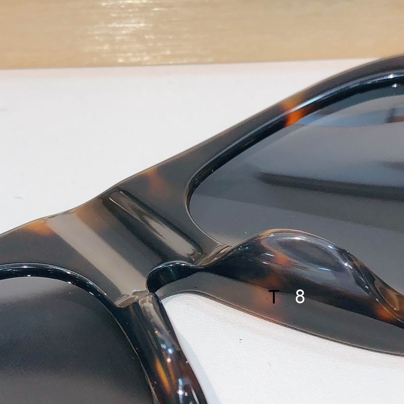 Prada  C05 57 18-135 a09
