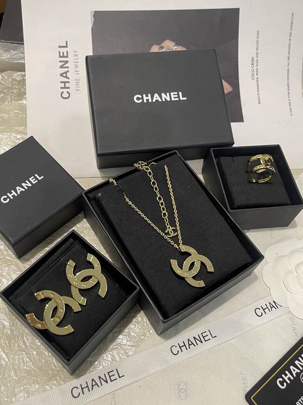 Chanel Suits 04yxs50 (1)