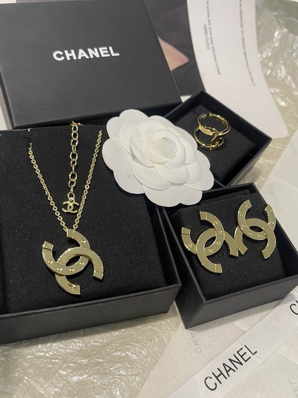 Chanel Suits 04yxs50 (2)