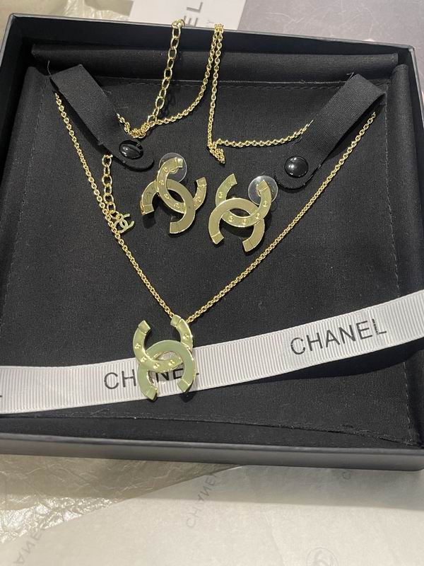 Chanel Suits 04yxs50 (8)