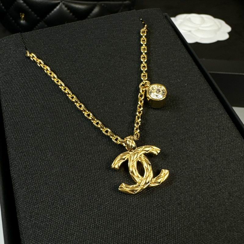 Chanel Suits 04yxs56 (2)