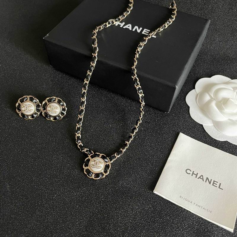 Chanel Suits 04yxs63 (1)