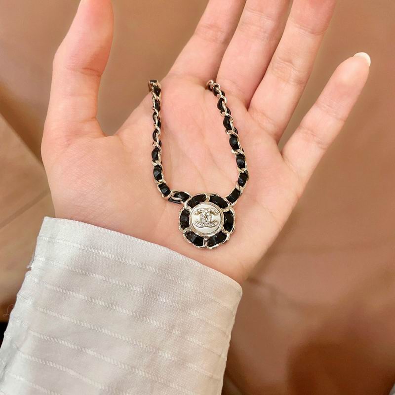Chanel Suits 04yxs63 (2)