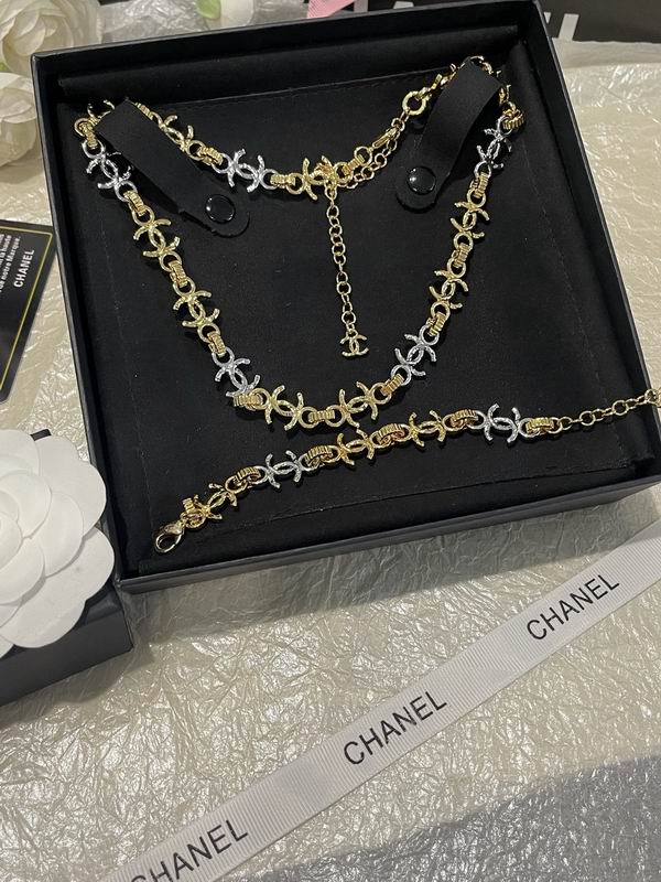 Chanel Suits 04yxs65 (2)