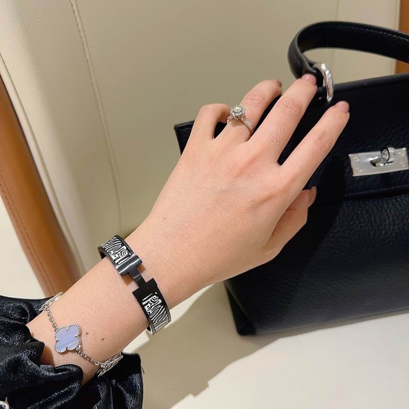 Hermes Bracelet  04yxs28 (9)