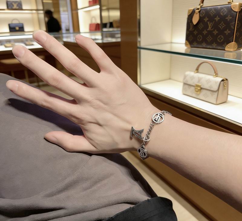 LV Bracelet  04yxs44 (3)