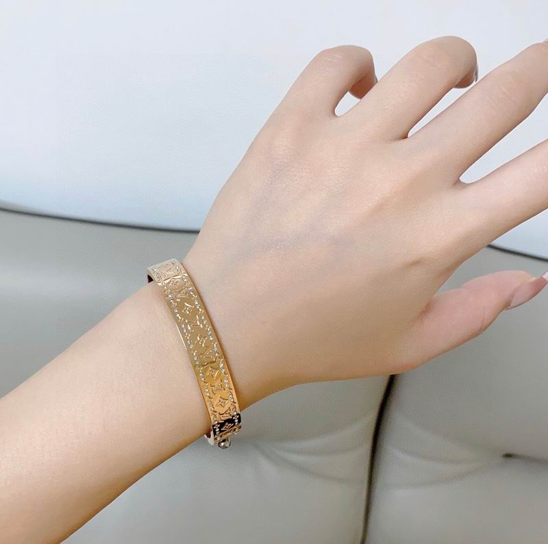LV Bracelet  04yxs49 (2)