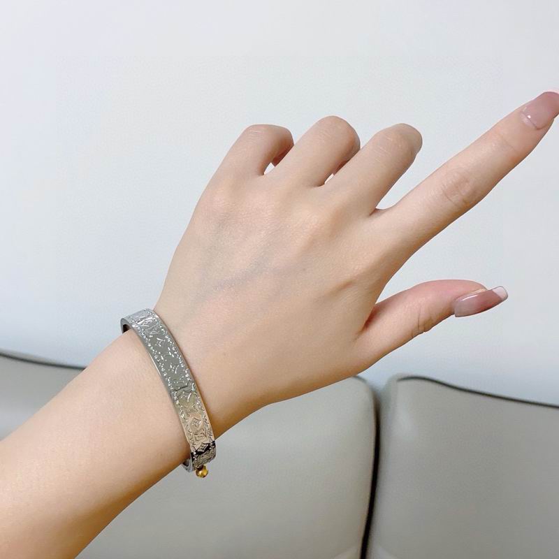 LV Bracelet  04yxs49 (3)
