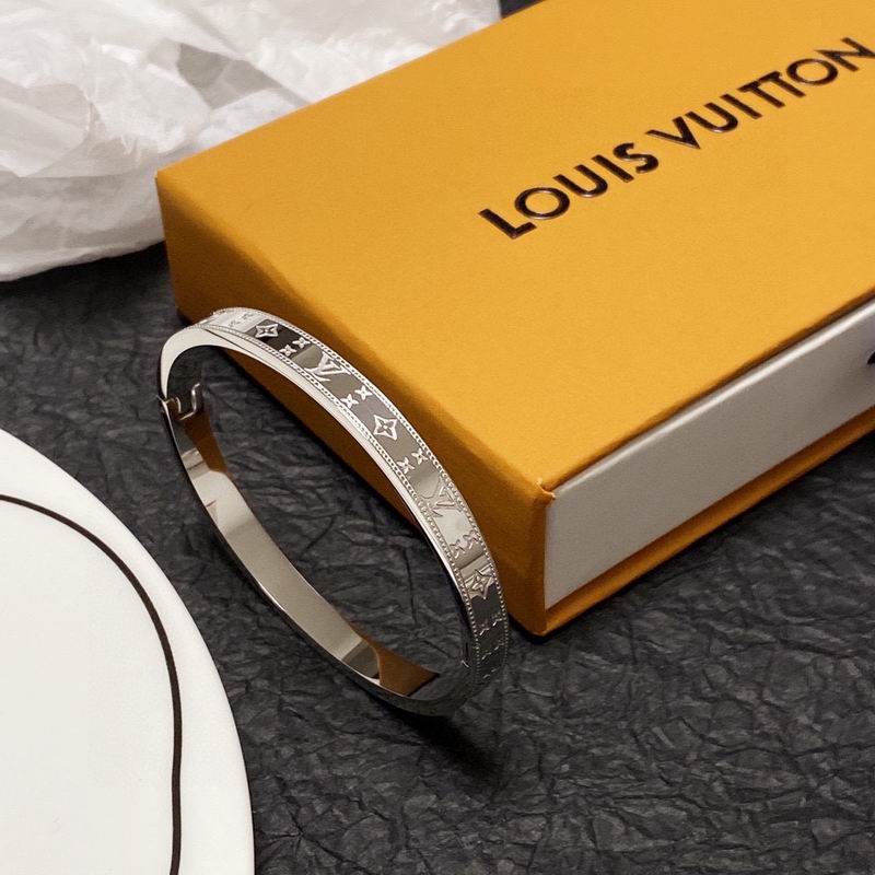 LV Bracelet  04yxs54 (5)