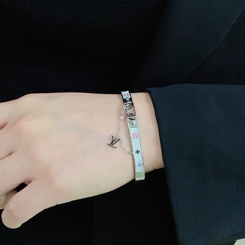 LV Bracelet  04yxs55 (3)