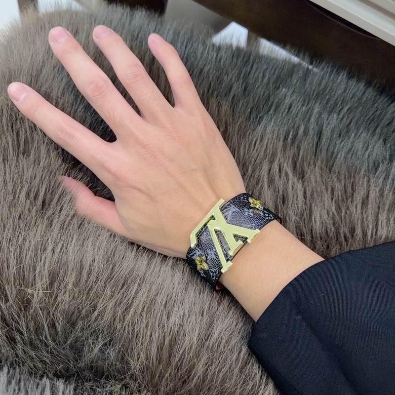 LV Bracelet  04yxs56 (7)