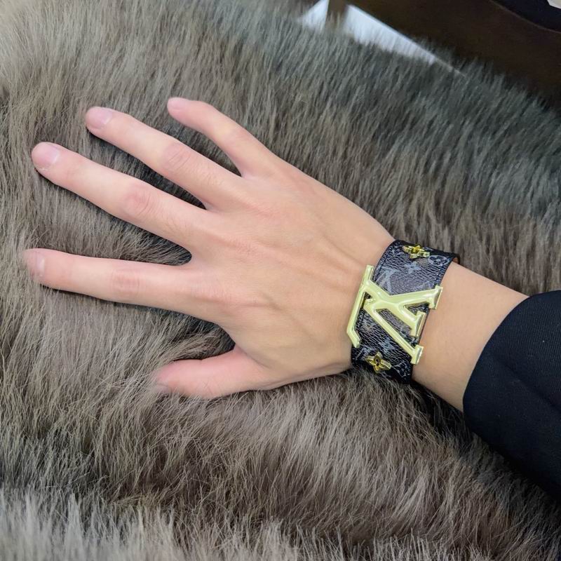 LV Bracelet  04yxs56 (9)