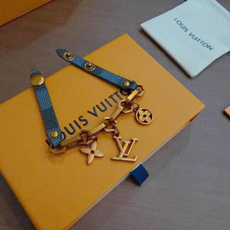 LV Bracelet  04yxs63 (3)