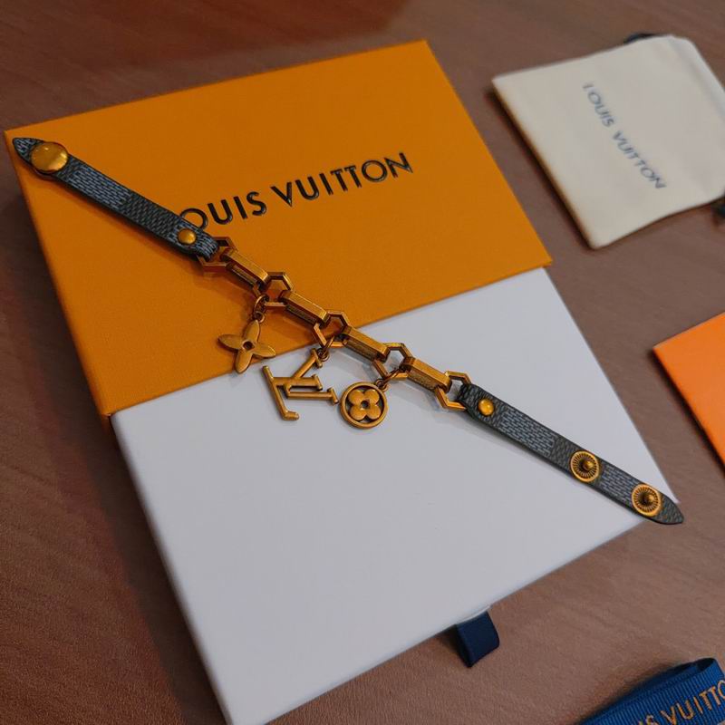 LV Bracelet  04yxs63 (9)