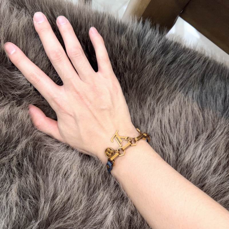 LV Bracelet  04yxs66 (9)