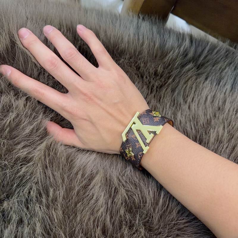 LV Bracelet  04yxs68 (9)