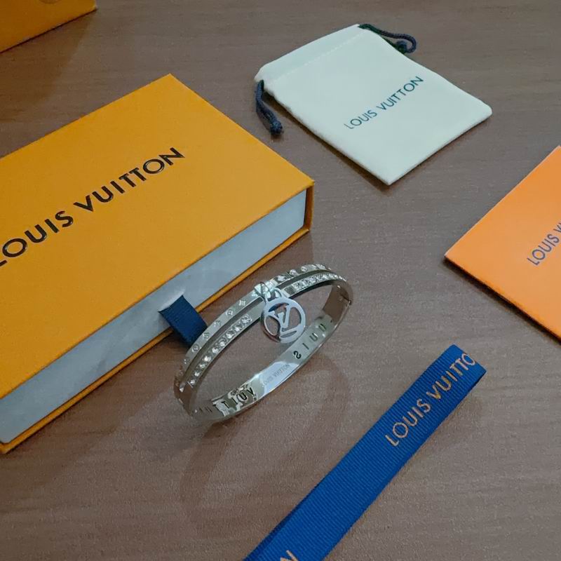LV Bracelet  04yxs71 (2)