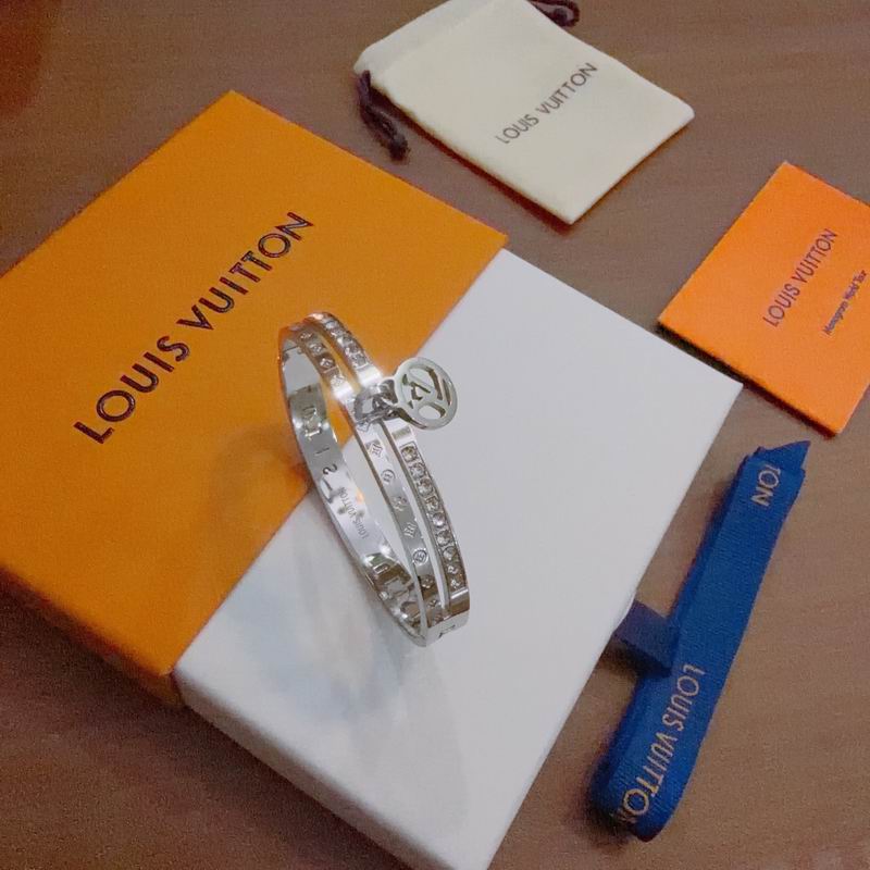 LV Bracelet  04yxs71 (3)