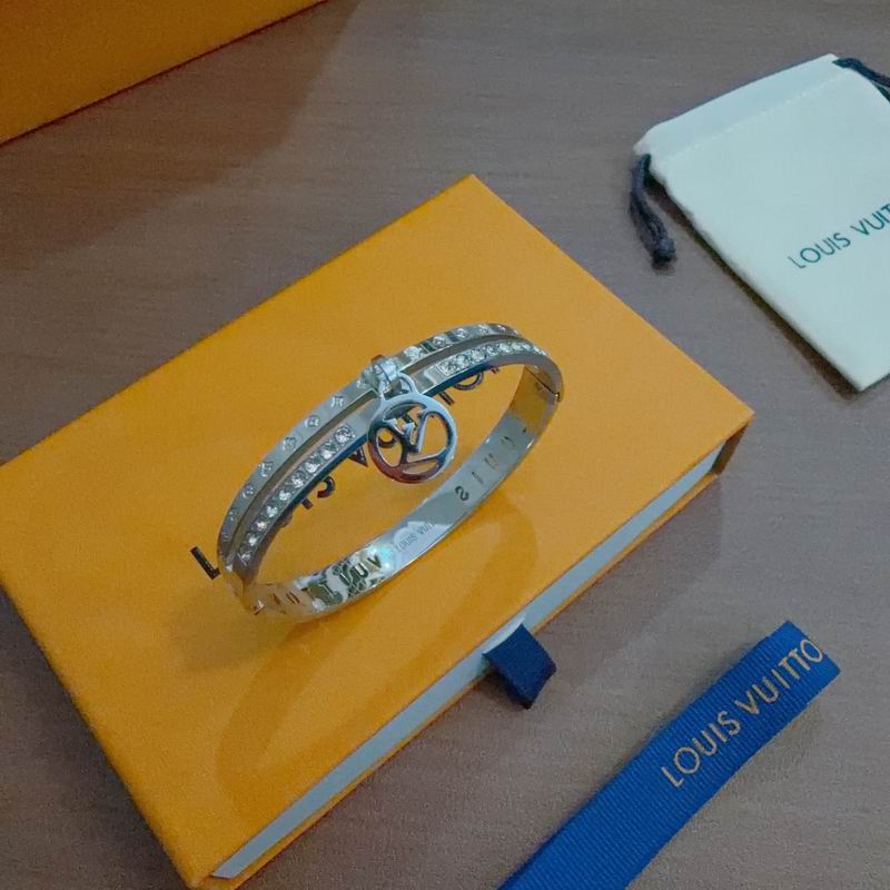 LV Bracelet  04yxs71 (4)