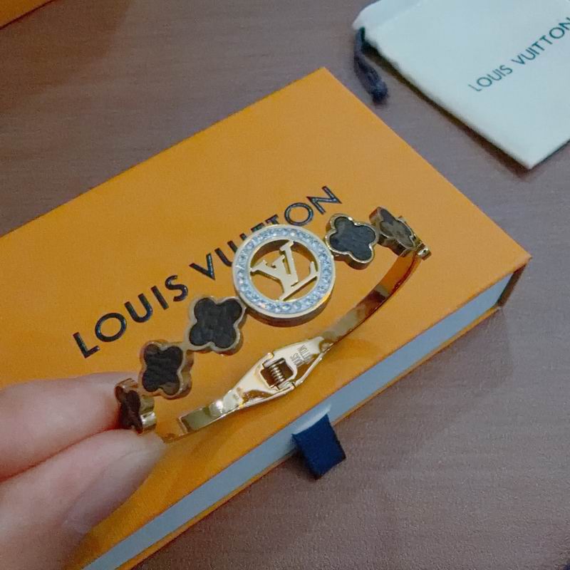 LV Bracelet  04yxs72 (2)