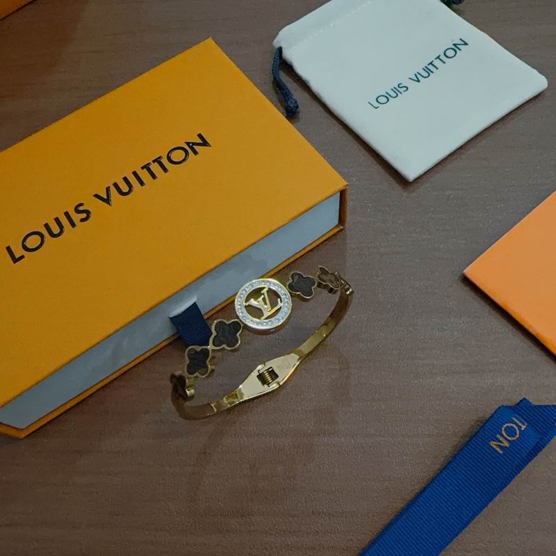 LV Bracelet  04yxs72 (3)