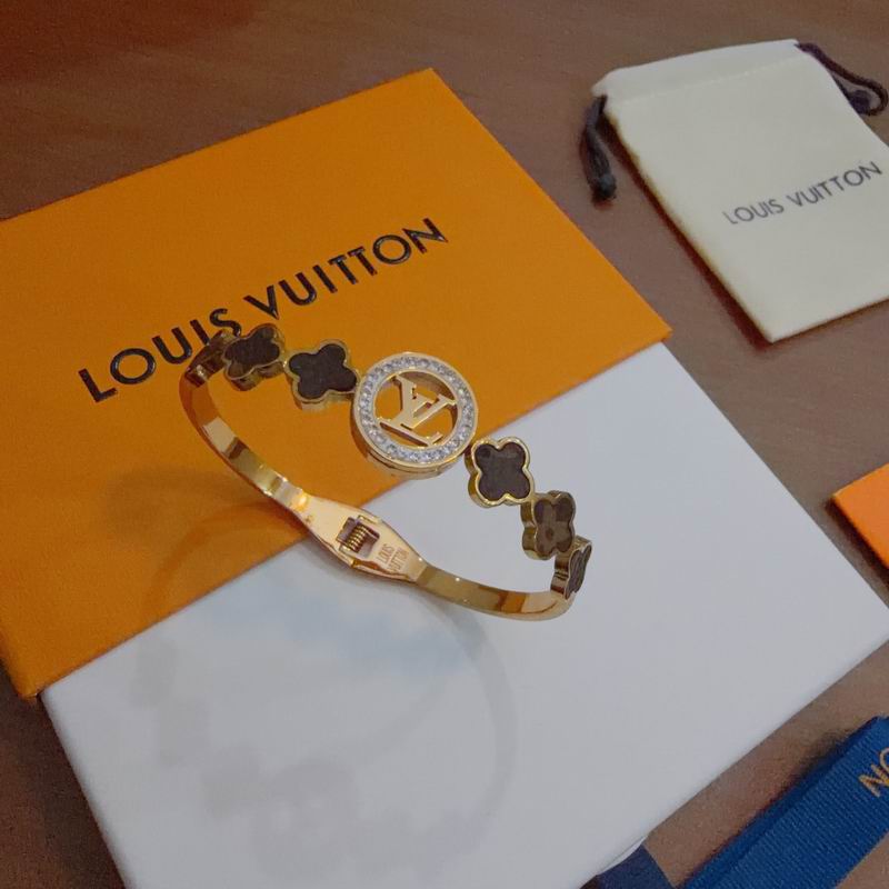 LV Bracelet  04yxs72 (5)