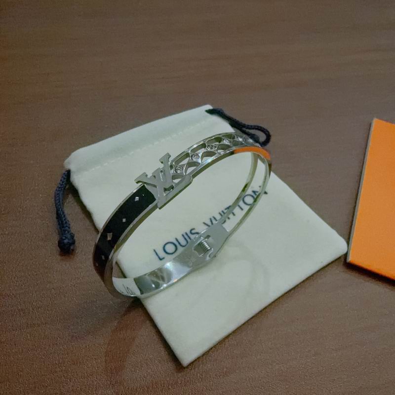 LV Bracelet  04yxs73 (2)