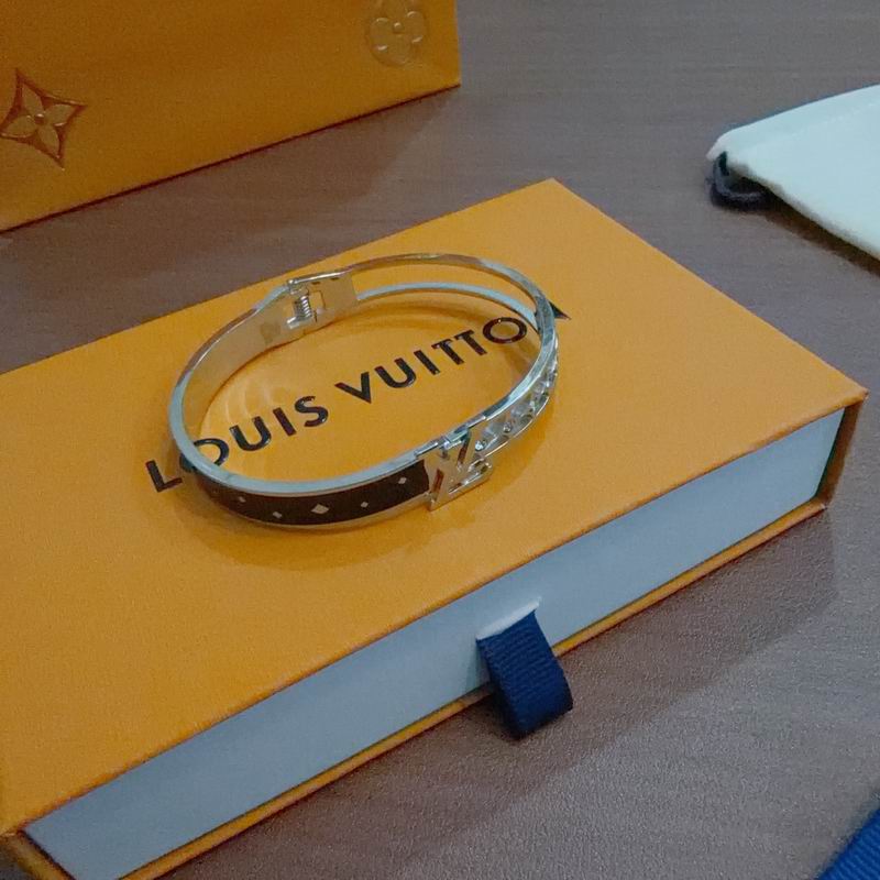 LV Bracelet  04yxs73 (3)