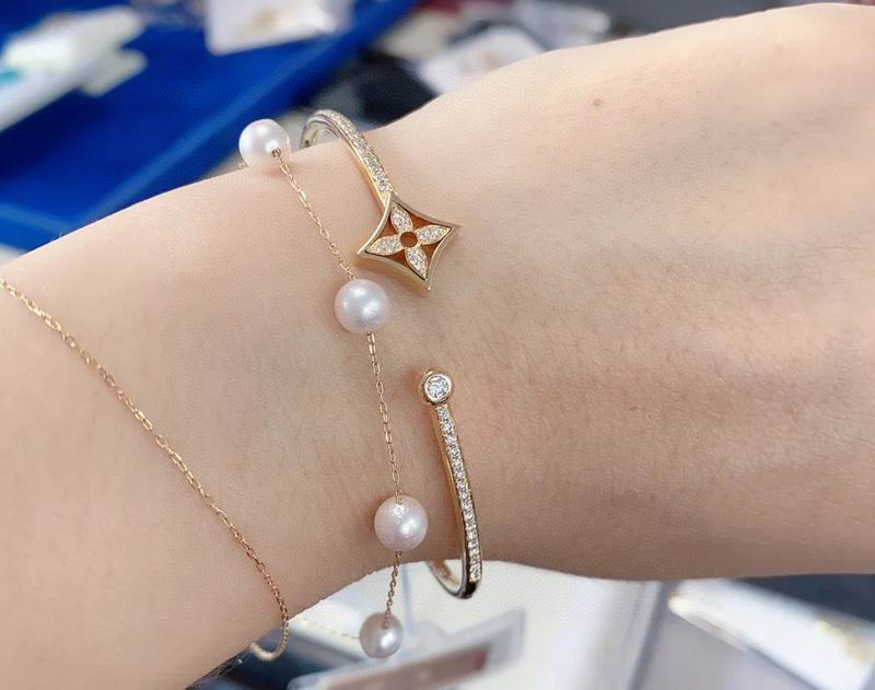 LV Bracelet  04yxs85 (2)