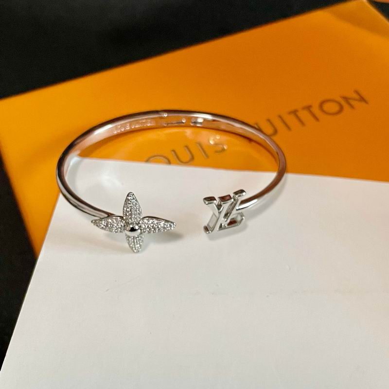 LV Bracelet  04yxs99 (2)