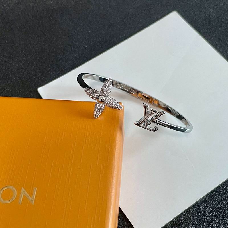 LV Bracelet  04yxs99 (5)