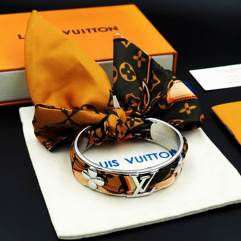 LV Bracelet  05yxs153 (1)
