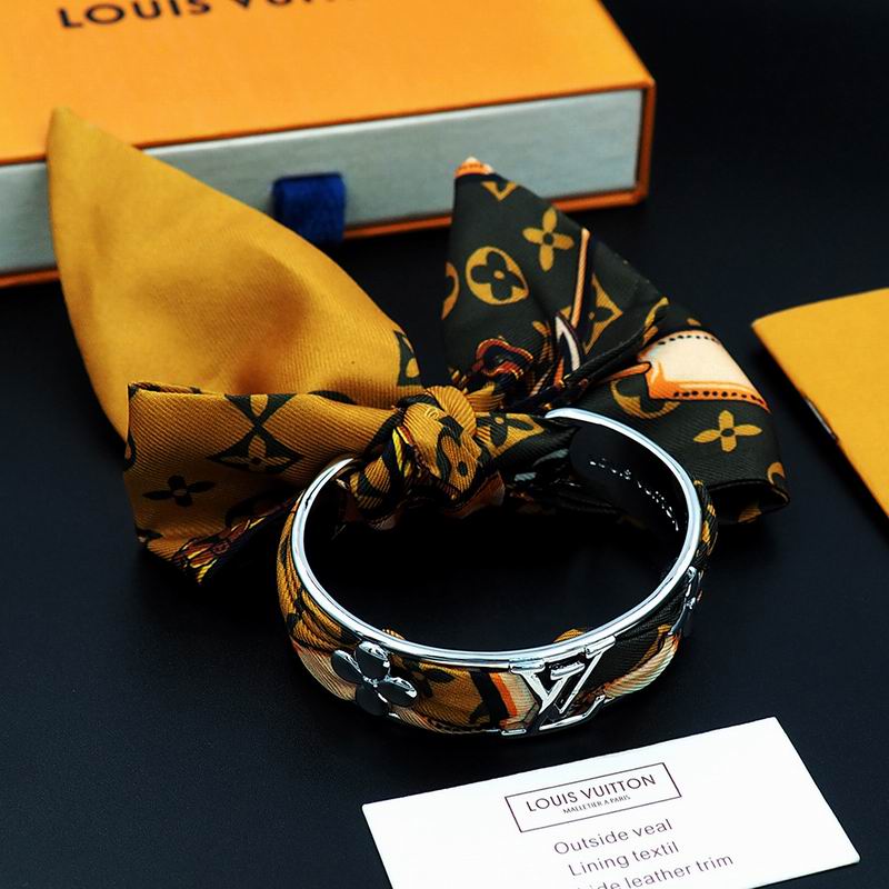 LV Bracelet  05yxs153 (2)