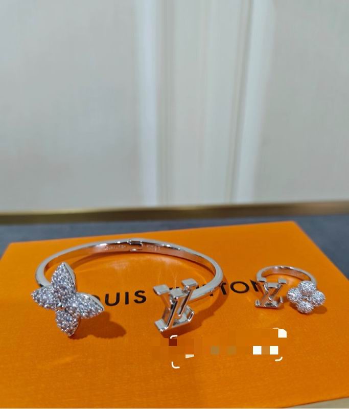 LV Bracelet  05yxs26 (5)