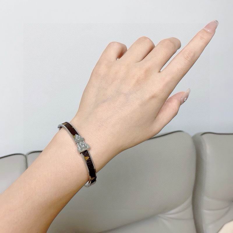LV Bracelet  05yxs31 (2)