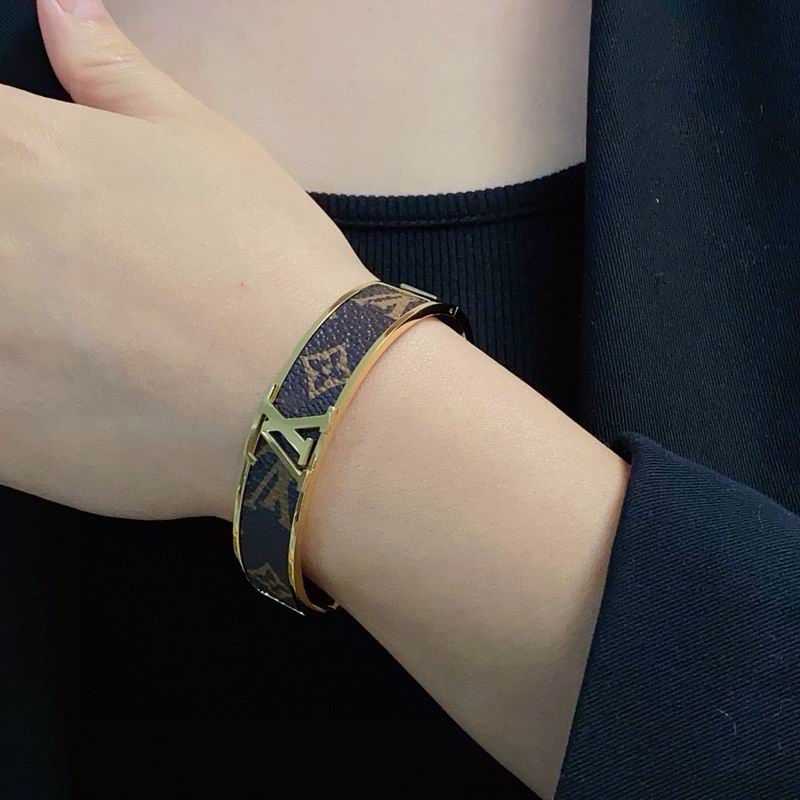 LV Bracelet  05yxs46 (9)