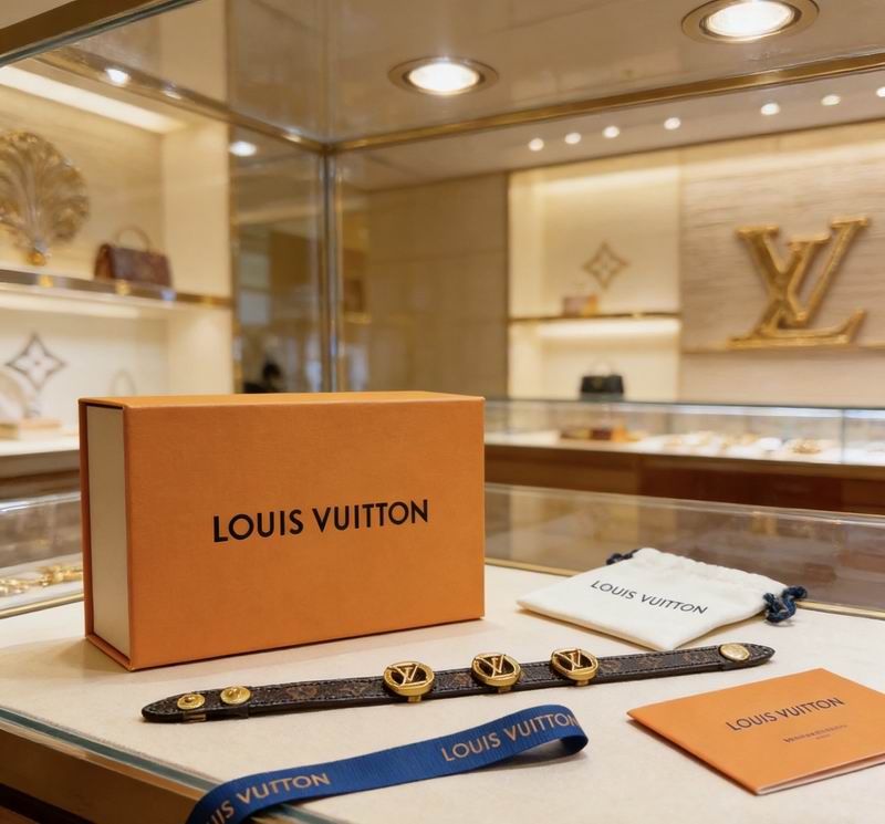 LV Bracelet  05yxs55 (2)