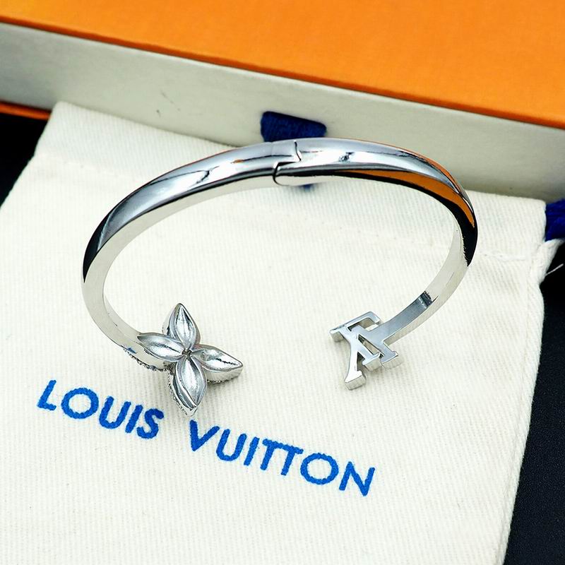 LV Bracelet  05yxs59 (9)
