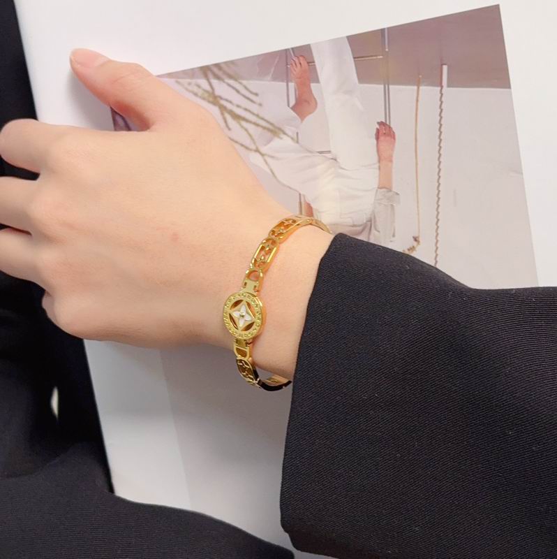 LV Bracelet  05yxs65 (9)