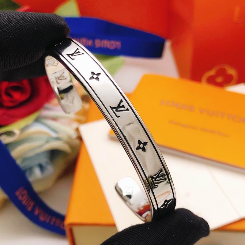 LV Bracelet  05yxs71 (15)