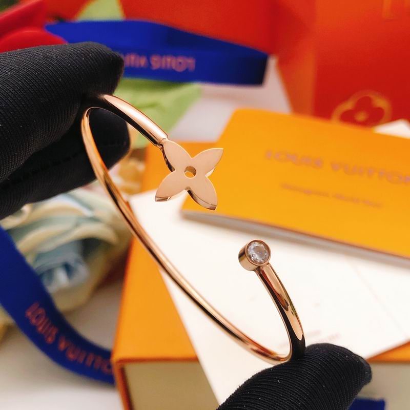LV Bracelet  05yxs72 (5)