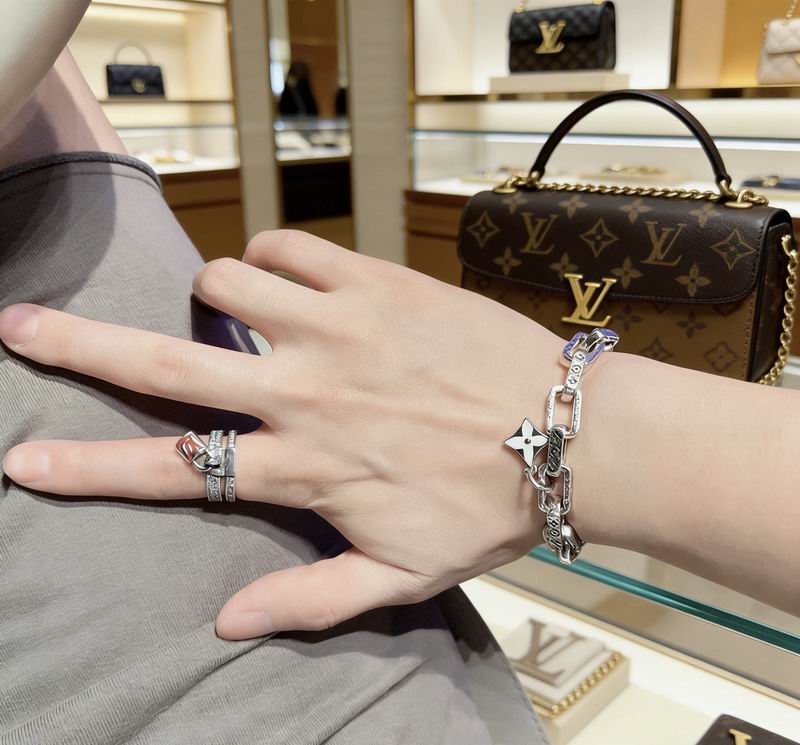 LV Bracelet  05yxs78 (2)