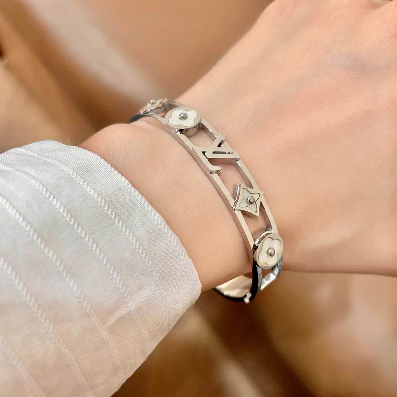 LV Bracelet  05yxs83 (15)