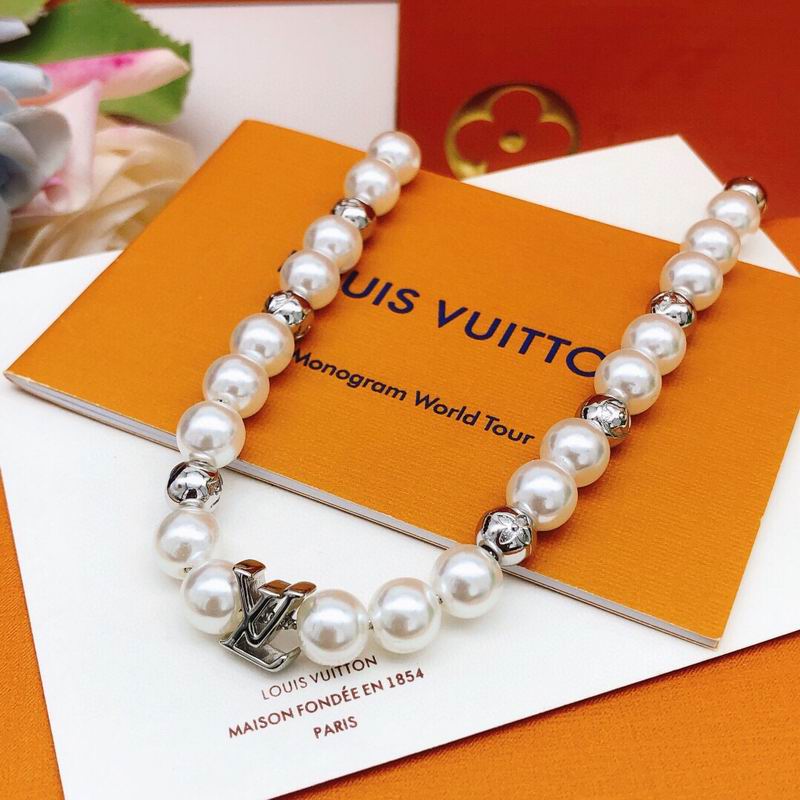 LV Necklace 05yxs60 (2)
