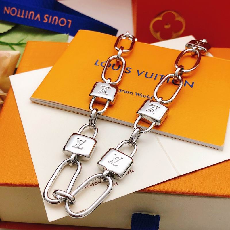 LV Necklace 05yxs62 (1)