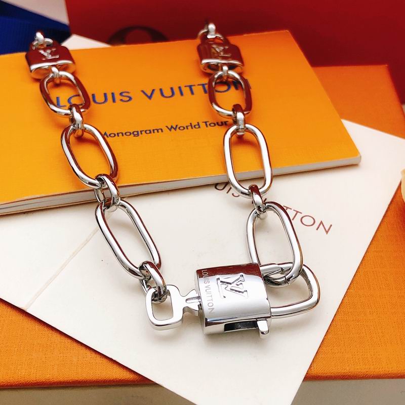 LV Necklace 05yxs62 (3)