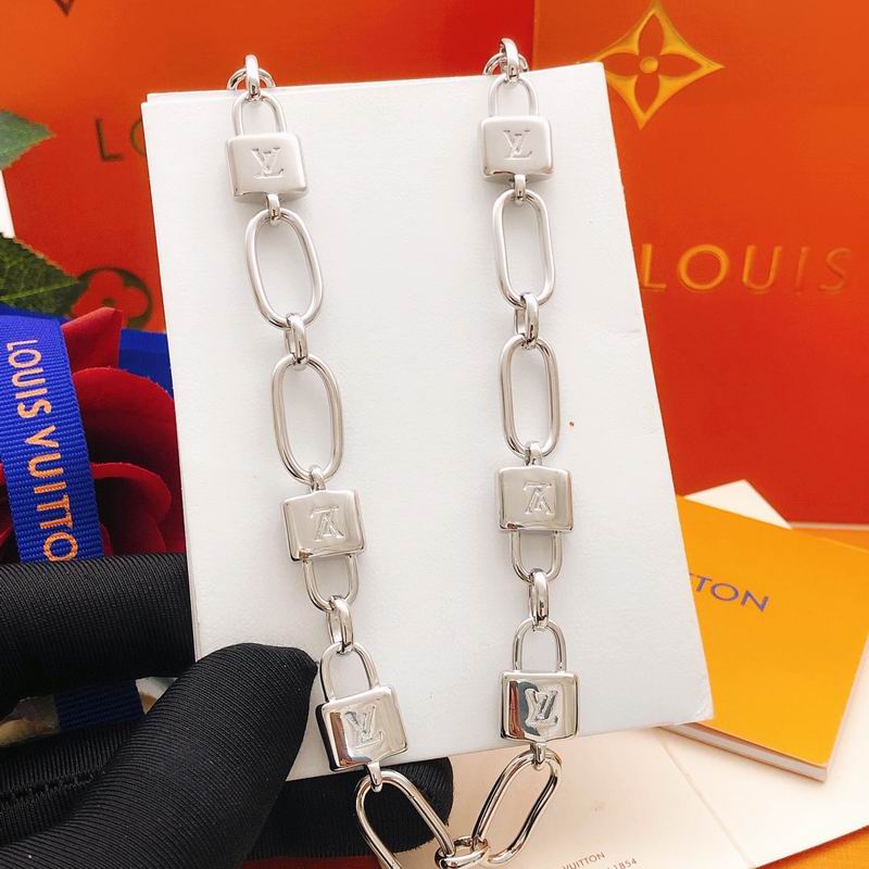LV Necklace 05yxs62 (4)