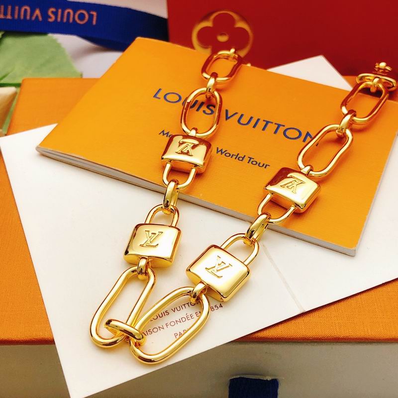 LV Necklace 05yxs62 (9)