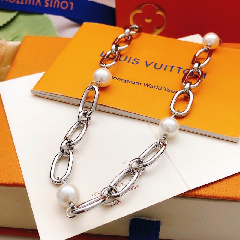 LV Necklace 05yxs63 (1)