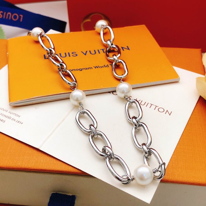 LV Necklace 05yxs63 (2)